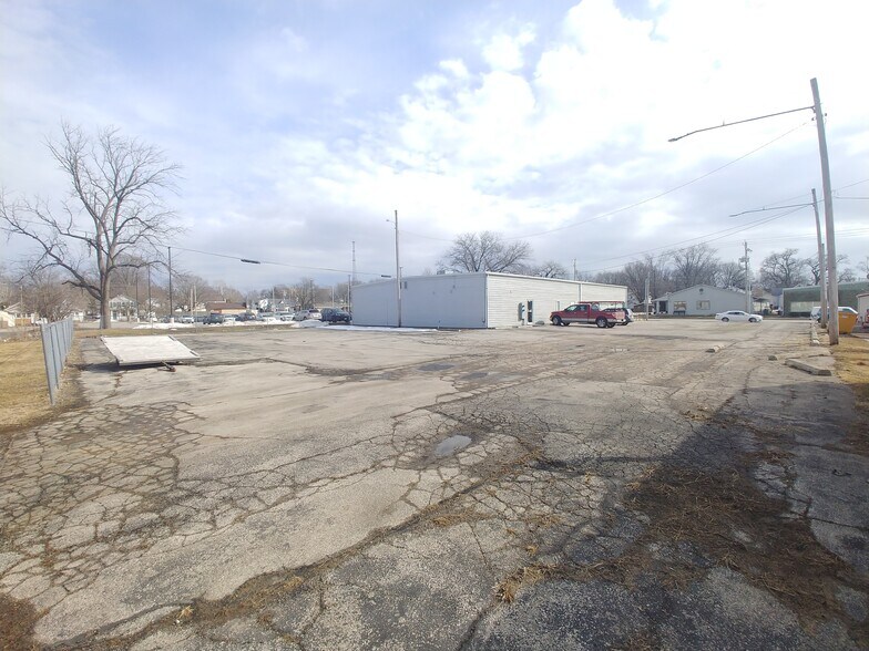 More Photos Of 719 W Chestnut St, Bloomington Office For Lease