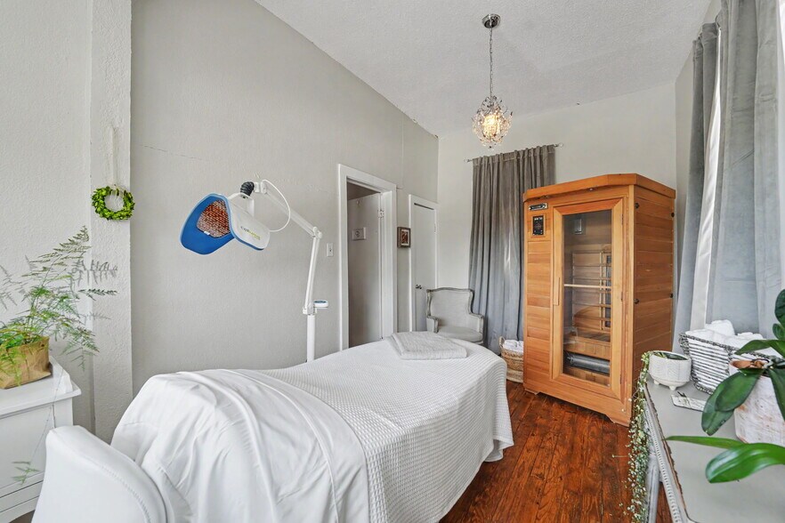 More Photos Of 2312 Abercorn St, Savannah Storefront Retail Residential For Sale