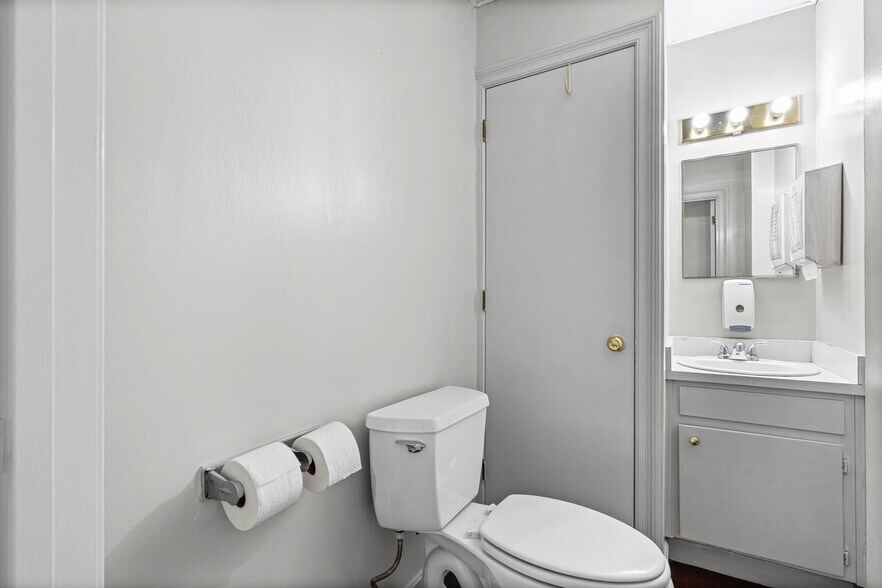 More Photos Of 3664 College Ln S, Mobile Medical For Sale