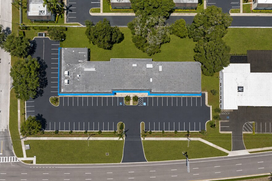 More Photos Of 800 E Bay Dr, Largo General Retail For Lease