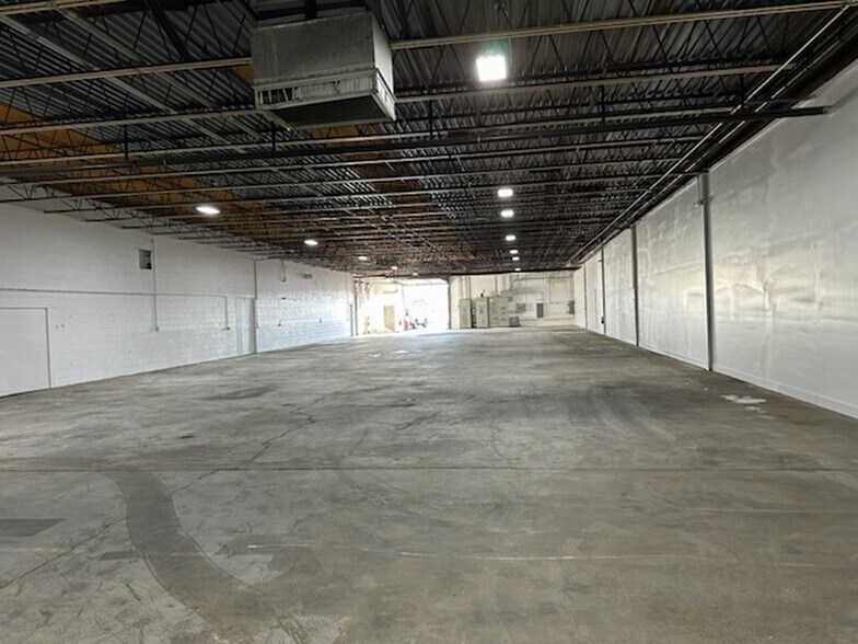 More Photos Of 6704 Pingree Rd, Crystal Lake Manufacturing For Lease