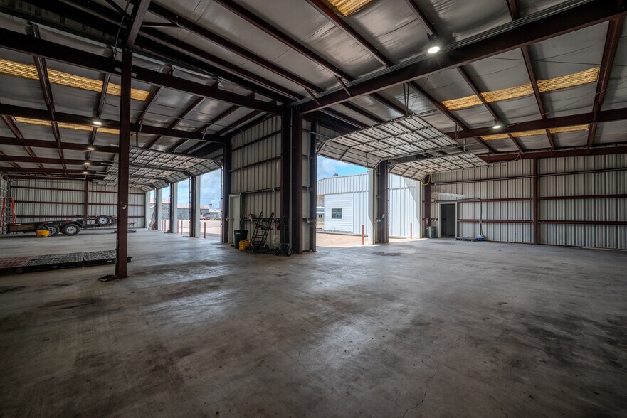 More Photos Of 619 E Jackson St, El Campo Warehouse For Lease