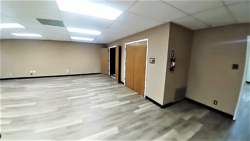 More Photos Of 131 E Sears St, Denison Warehouse For Lease