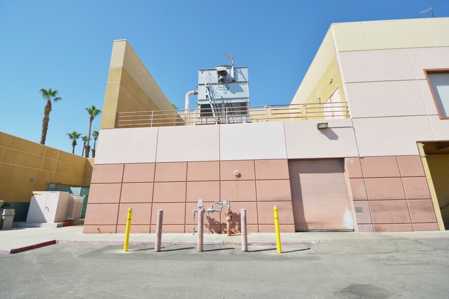 More Photos Of 750 N Gene Autry Trl, Palm Springs Showroom For Sale