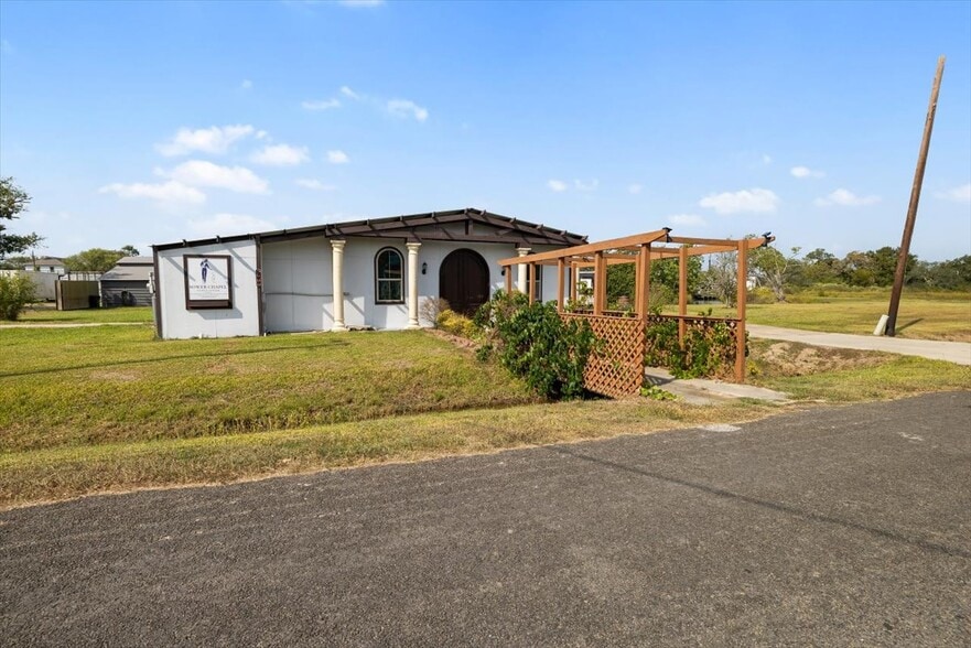 More Photos Of 311 Bayside Dr, Anahuac Flex For Sale