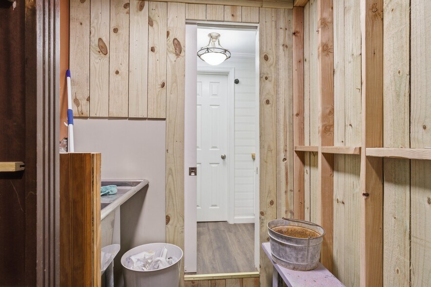 More Photos Of 10 S Side Sq, Cooper Freestanding For Sale
