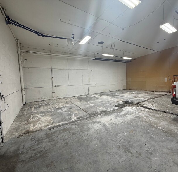More Photos Of 7322-7324 Atoll Ave, North Hollywood Warehouse For Lease