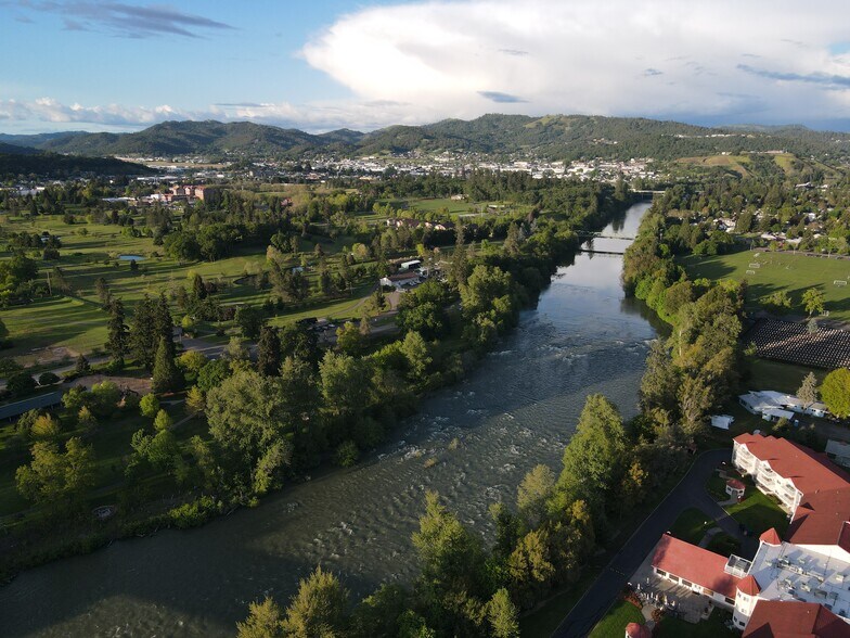 More Photos Of 1813 W Harvard Ave, Roseburg Office For Sale