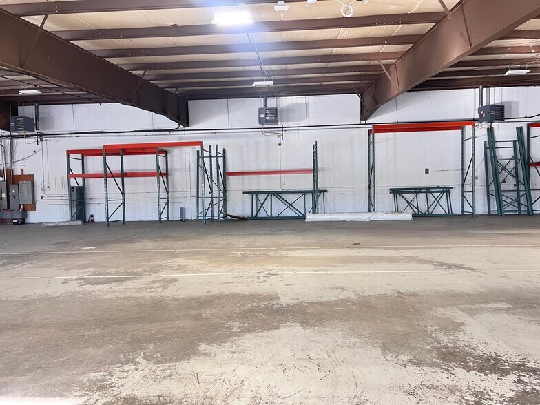 More Photos Of 2 Commerce Dr, North Branford Warehouse For Lease