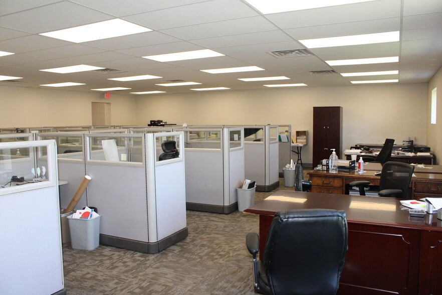 More Photos Of 1936 W Commerce St, Dallas Industrial For Lease
