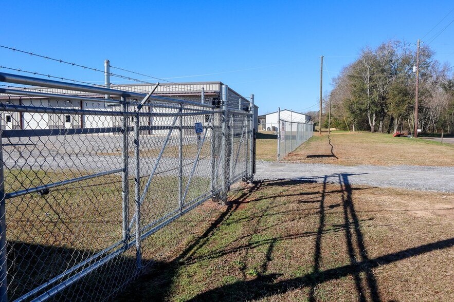 More Photos Of 203 N Industrial Dr, Headland Warehouse For Lease
