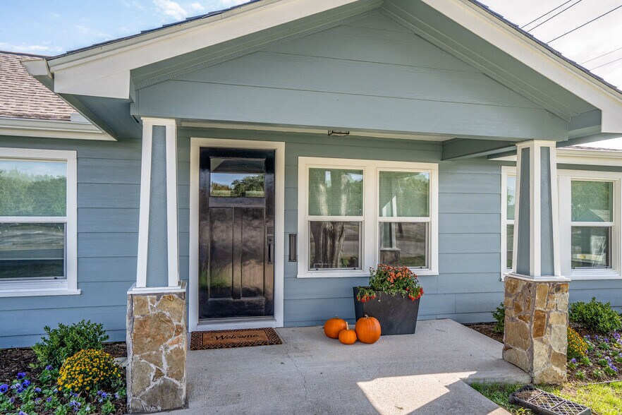 More Photos Of 931 S Church St, Grapevine Office For Sale