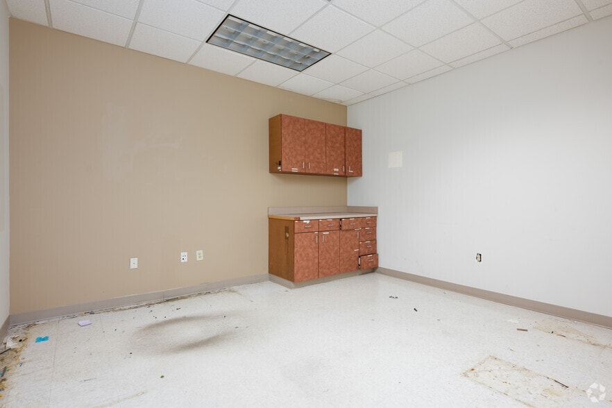 More Photos Of 7360 W Friendly Ave, Greensboro Unknown For Lease