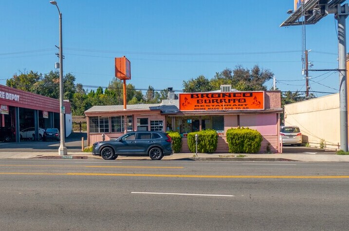 More Photos Of 19511-19513 Ventura Blvd, Tarzana Freestanding For Lease