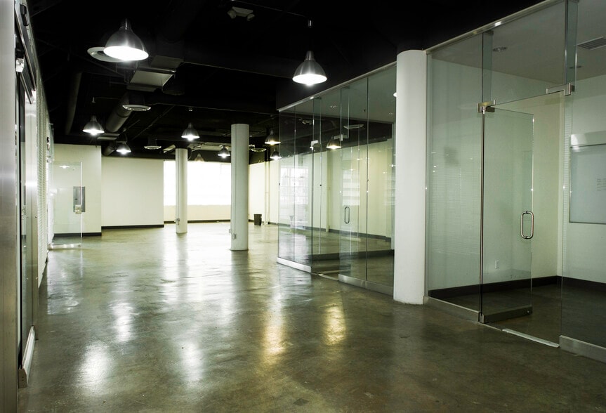 More Photos Of 2700 S Grand Ave, Los Angeles Warehouse For Sale