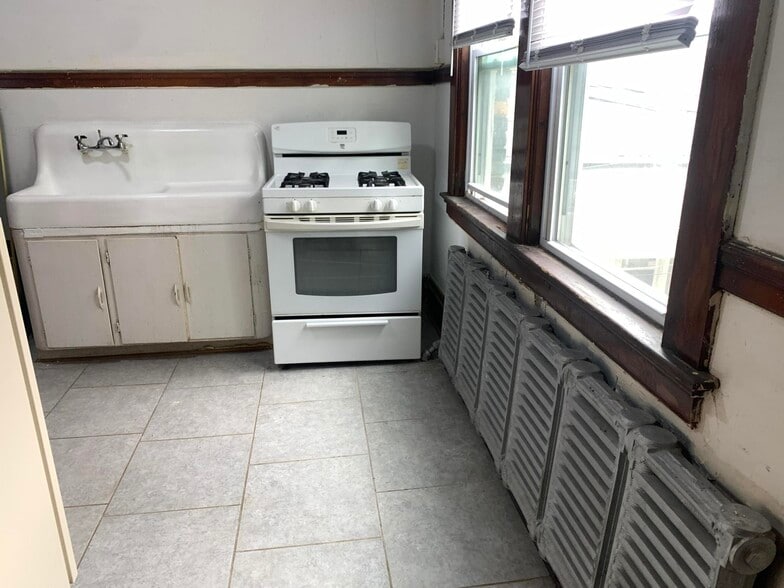 More Photos Of 2900 W Arthur Ave, Milwaukee Storefront Retail Residential For Sale