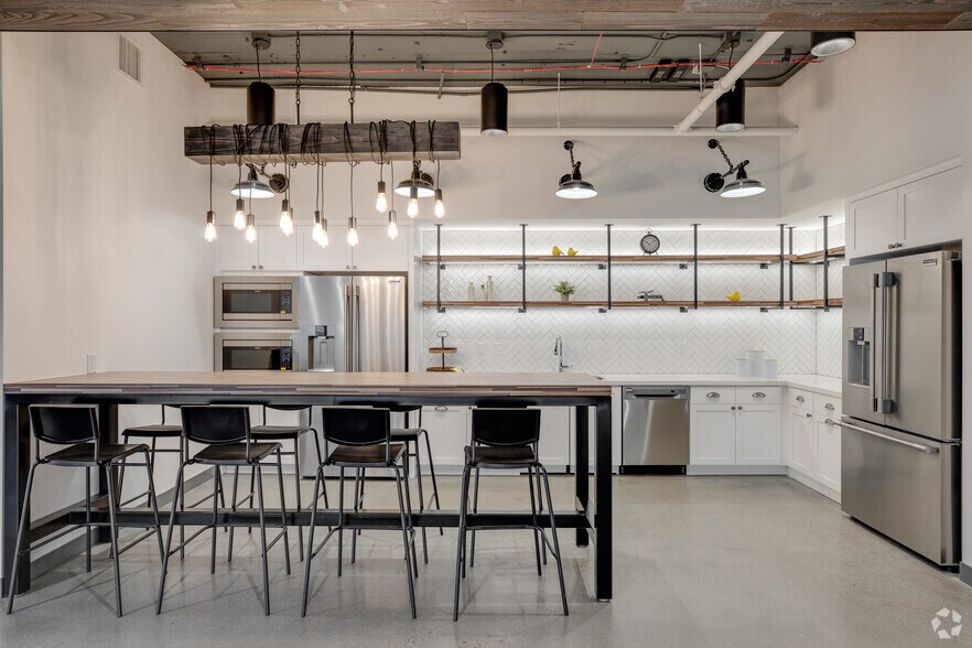 More Photos Of 2325 E Camelback Rd, Phoenix Office For Lease