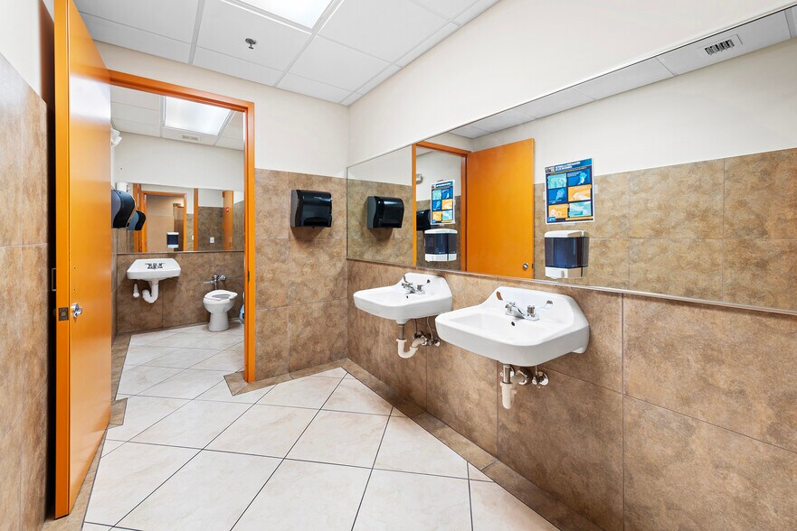 More Photos Of 2227 N Federal Hwy, Hollywood Office For Lease