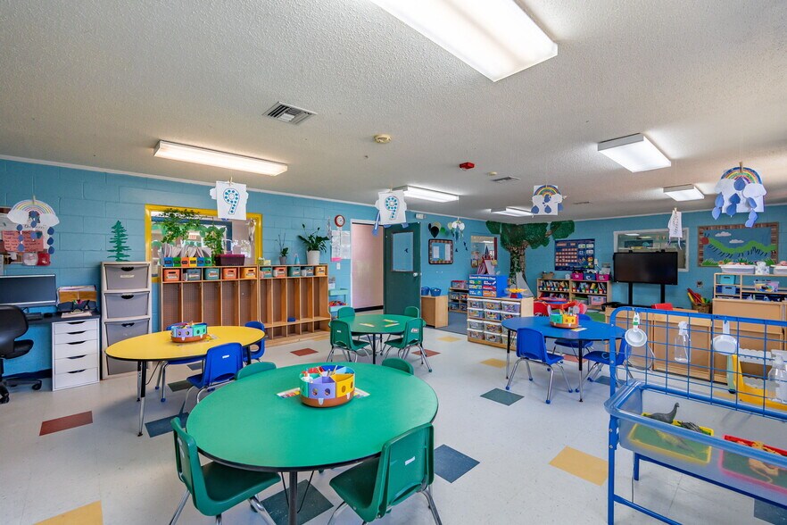 More Photos Of 522 NW Turner Rd, Lake City Daycare Center For Sale