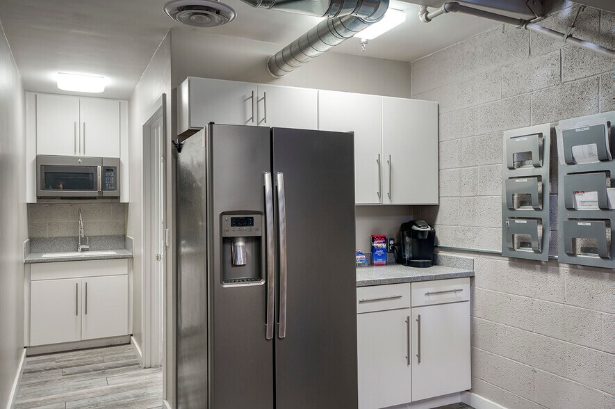 More Photos Of 7652 E Greenway Rd, Scottsdale Warehouse For Lease