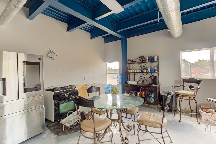 More Photos Of 9425 Schoenthal Rd, New Braunfels Warehouse For Sale