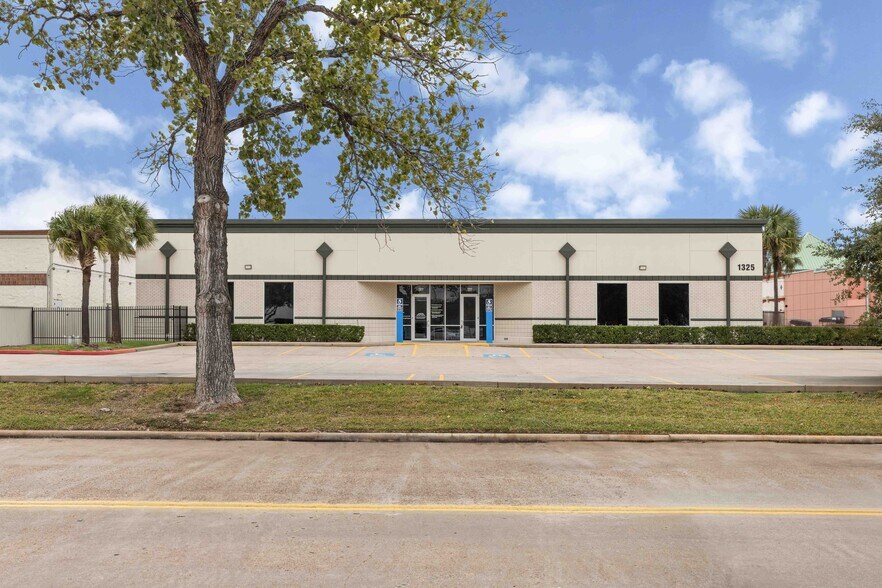 More Photos Of 1325 Space Park Dr, Houston Medical For Lease