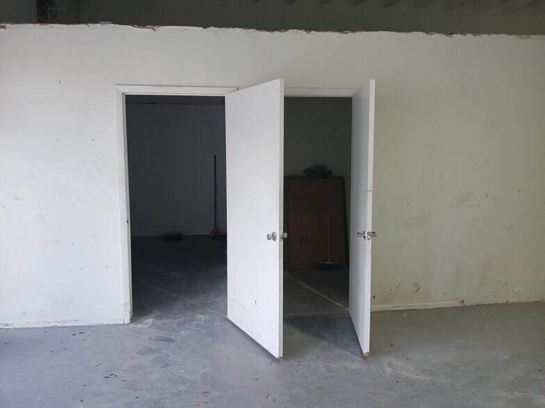 More Photos Of 116-124 NE 183rd St, Miami Warehouse For Lease