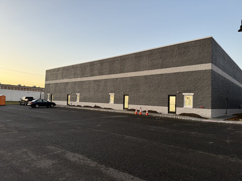 More Photos Of 100 Business Park Dr, Freehold Warehouse For Lease