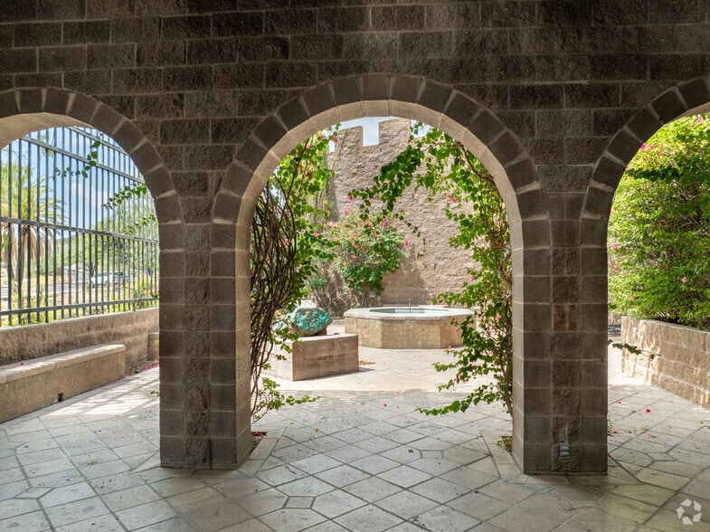 More Photos Of 4800 W Gates Pass Rd, Tucson Specialty For Sale