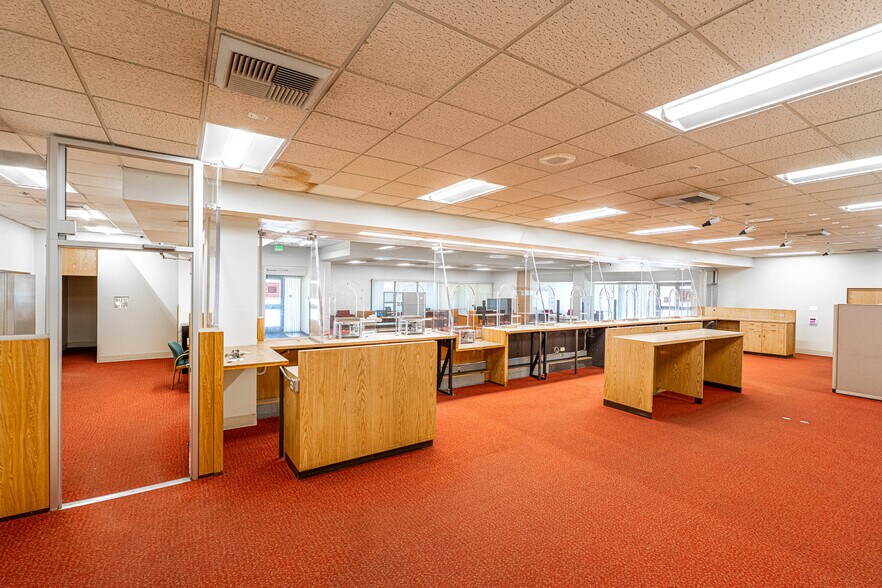 More Photos Of 2495 Lakeshore Dr, Lake Elsinore Bank For Sale