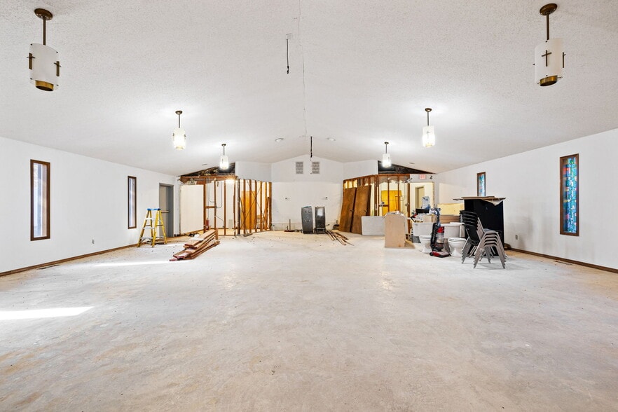 More Photos Of 115 N 8th St, Yukon Religious Facility For Sale