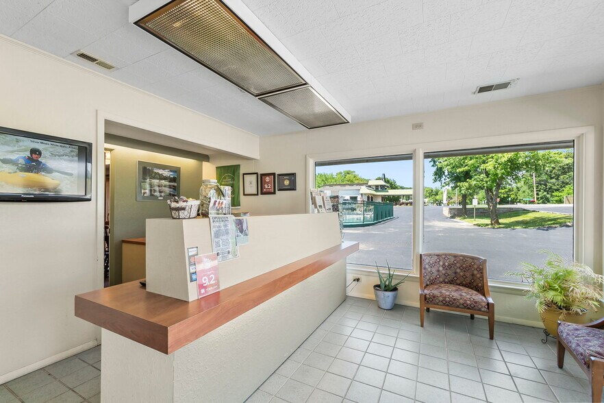 More Photos Of 310 S McCune St, Pilot Knob Hotel For Sale