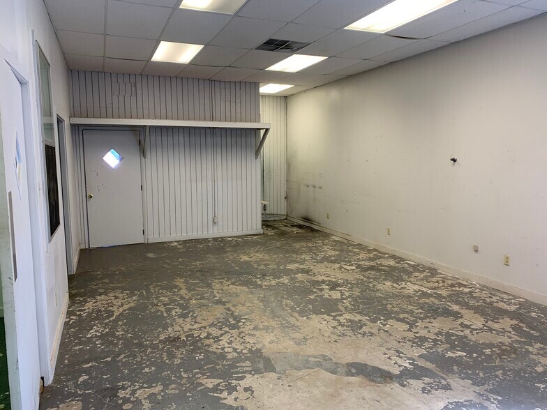 More Photos Of 5424 W Oak St, Palestine Showroom For Lease