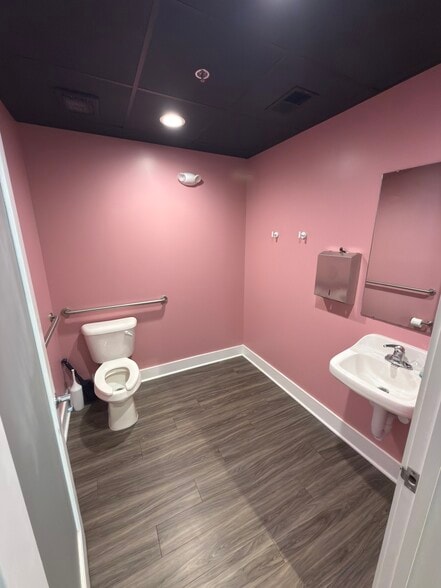 More Photos Of 10 Whitaker St, Savannah Storefront Retail Residential For Lease
