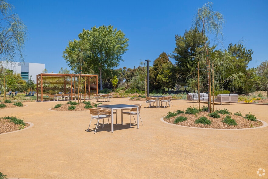 More Photos Of 7999 Gateway Blvd, Newark Unknown For Lease