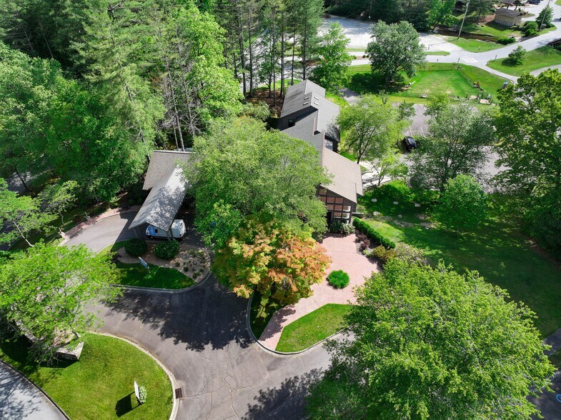 More Photos Of 70 Sapphire Valley Rd, Sapphire Apartments For Sale