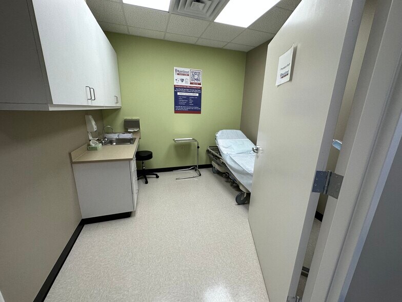 More Photos Of 1702 Ohio Ave N, Live Oak Medical For Sale