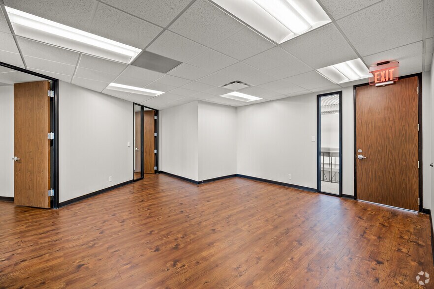 More Photos Of 4225 Wingren Dr, Irving Unknown For Lease