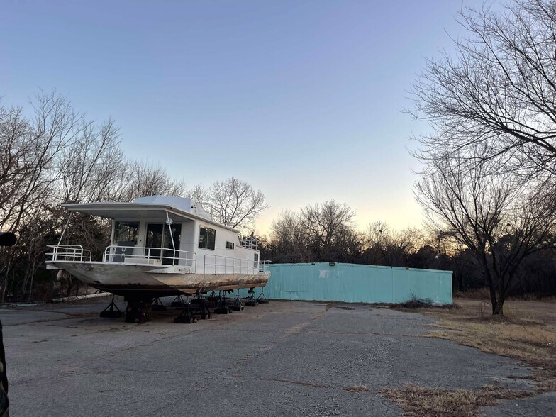 More Photos Of 10810 Alameda Dr, Norman Restaurant For Sale