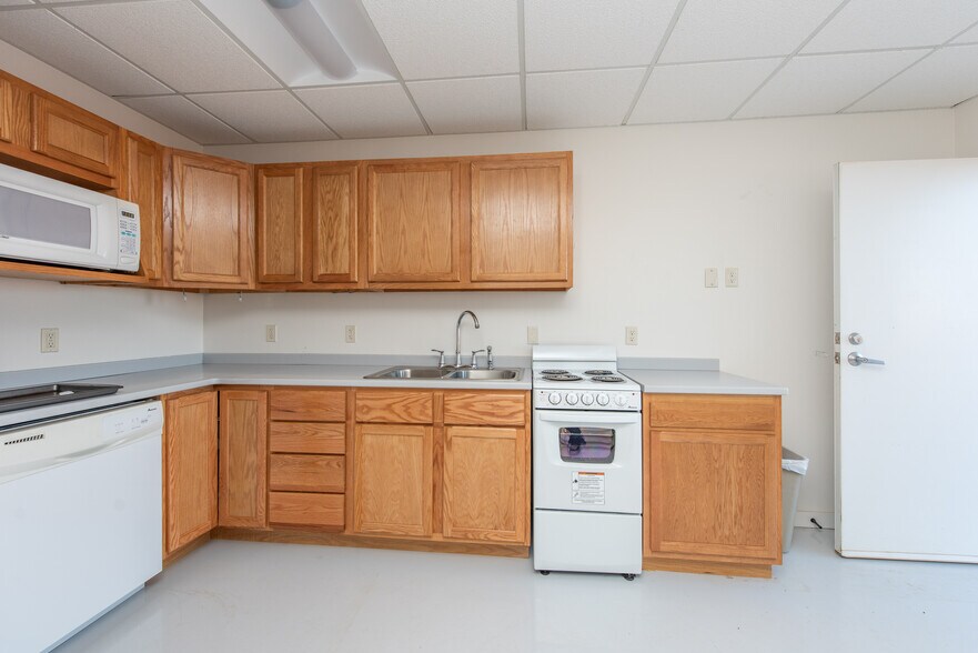 More Photos Of 13603 38th St SW, Belfield Flex For Lease