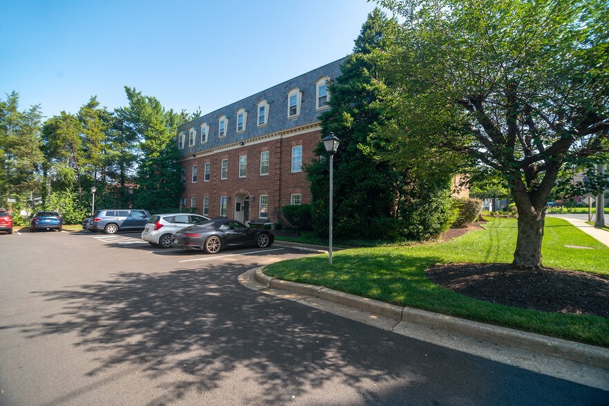 More Photos Of 410 Pine St SE, Vienna Office For Lease