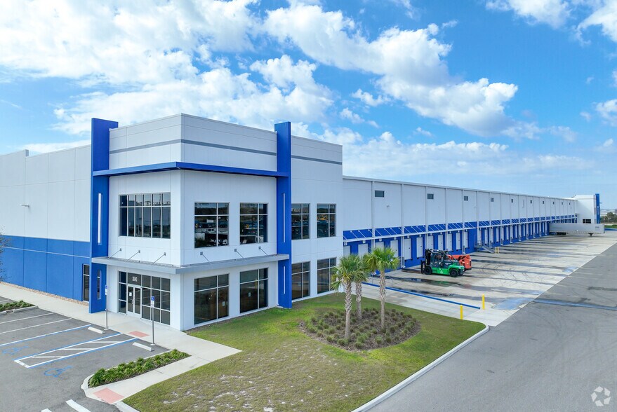 More Photos Of 3040 Shelby Industrial Dr, Apopka Distribution For Lease