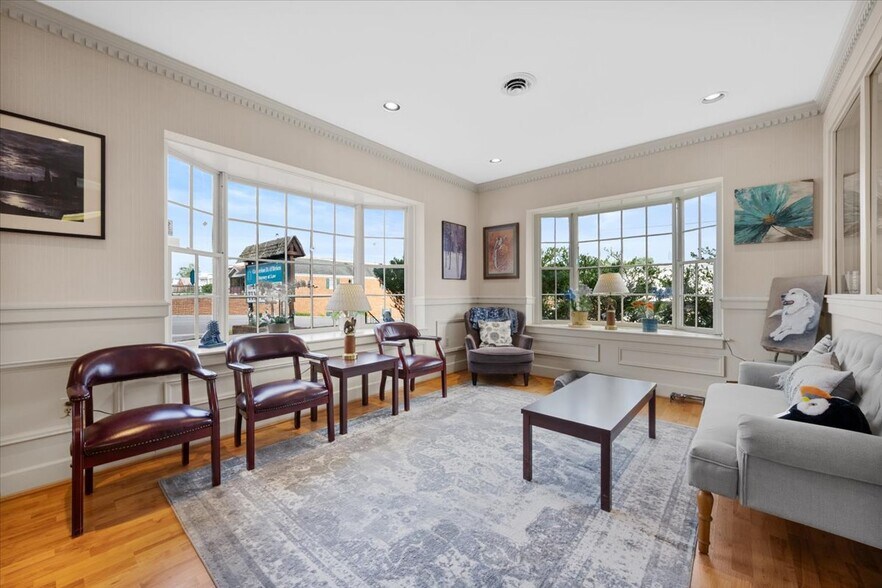 More Photos Of 121 NW Russell Rd, Abingdon Office For Sale