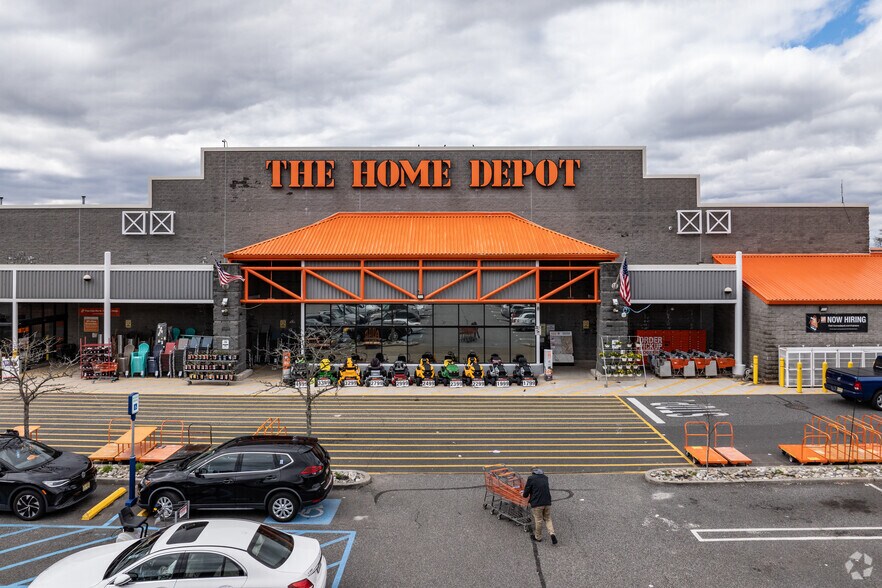 More Photos Of 350-400 Ryders Ln, Milltown General Retail For Lease