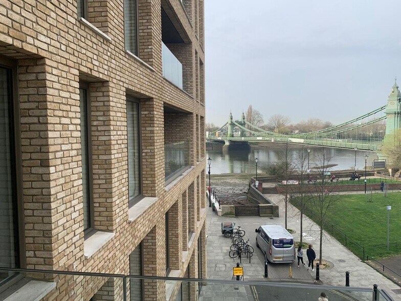 More Photos Of 101 Queen Caroline St, London Movie Radio TVStudio For Lease