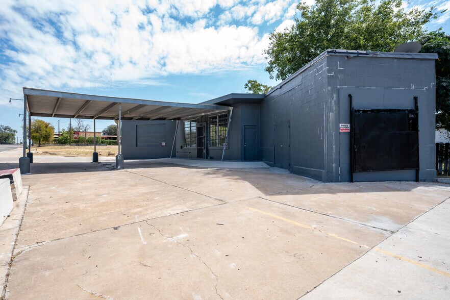 More Photos Of 1802 E Commerce St, San Antonio Auto Repair For Lease