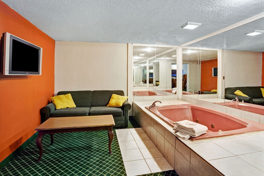 More Photos Of 7887 17 Mile Rd, Sterling Heights Hotel For Sale