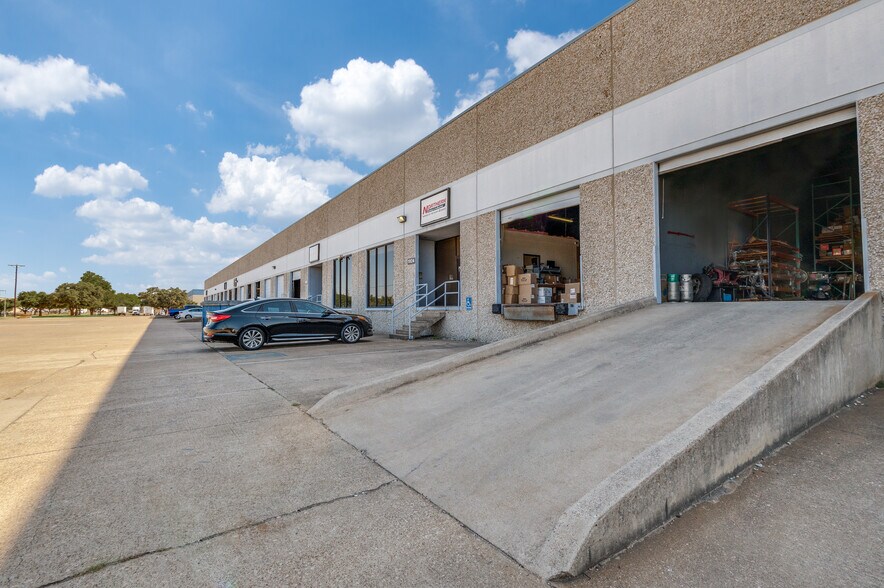 More Photos Of 1922-1938 N Great Southwest Pky, Grand Prairie Distribution For Lease