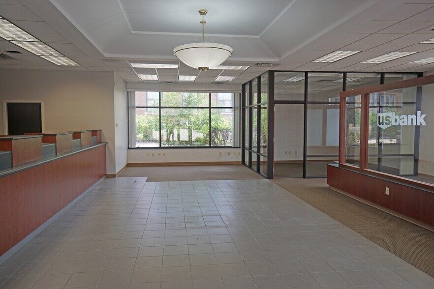 More Photos Of 200 N 6th St, Beatrice Bank For Lease
