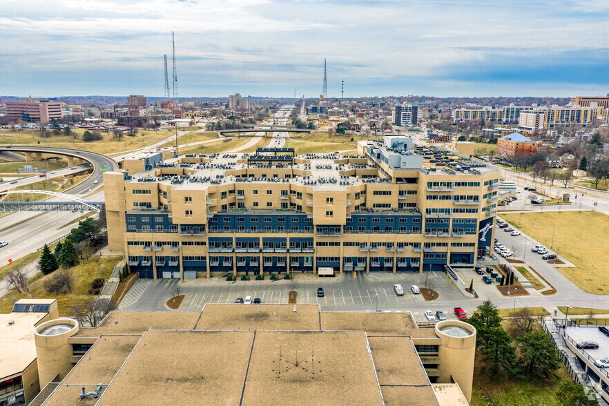 More Photos Of 2929 California Plz, Omaha Apartments For Lease